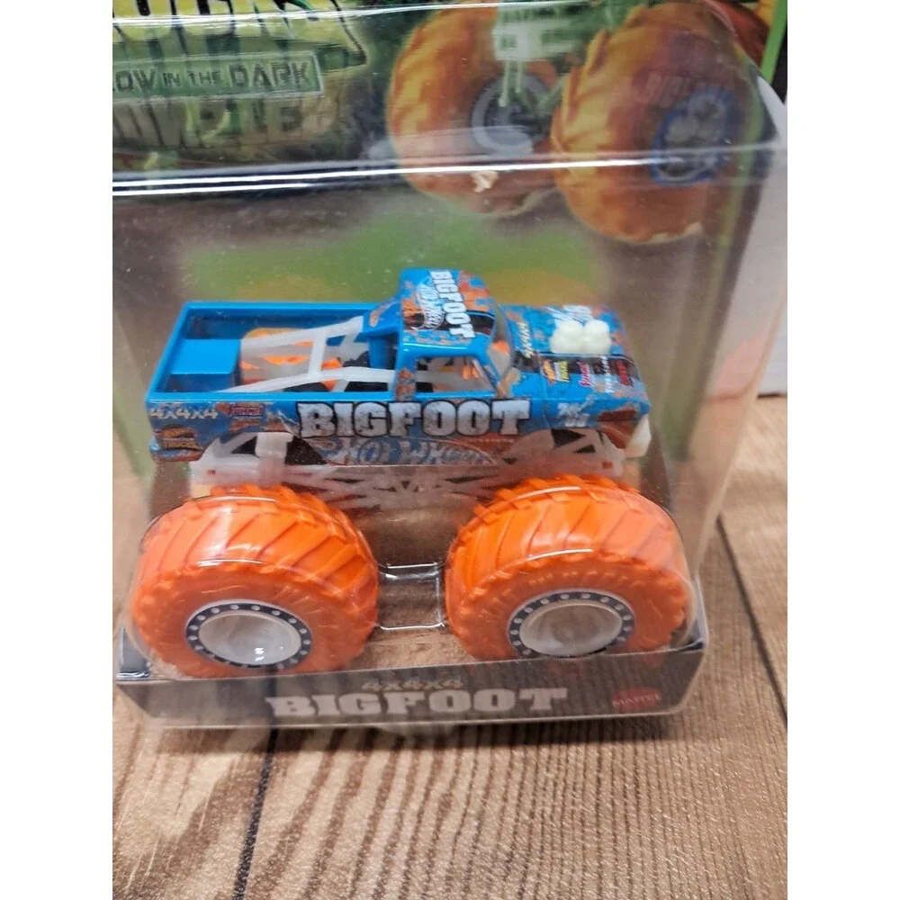 Hot Wheels Monster Trucks Glow In The Dark 4X4X4 Bigfoot Blue 1:64 Deicast